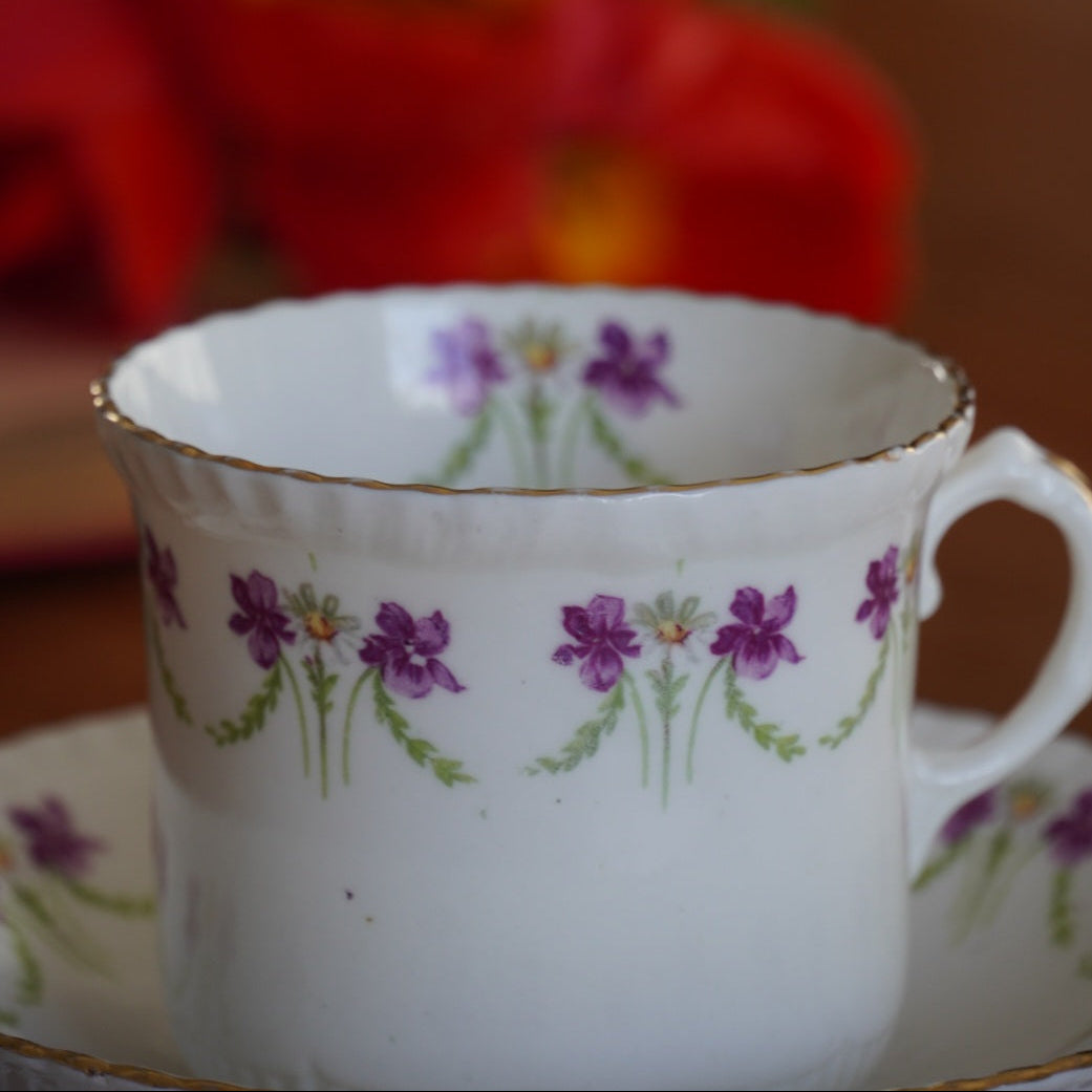 Tasse "Collet" en porcelaine anglaise fleurie et dorée à la bordure cannelée Radfordian