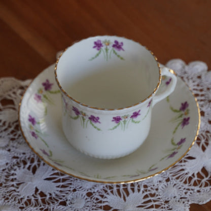 Tasse "Collet" en porcelaine anglaise fleurie et dorée à la bordure cannelée Radfordian