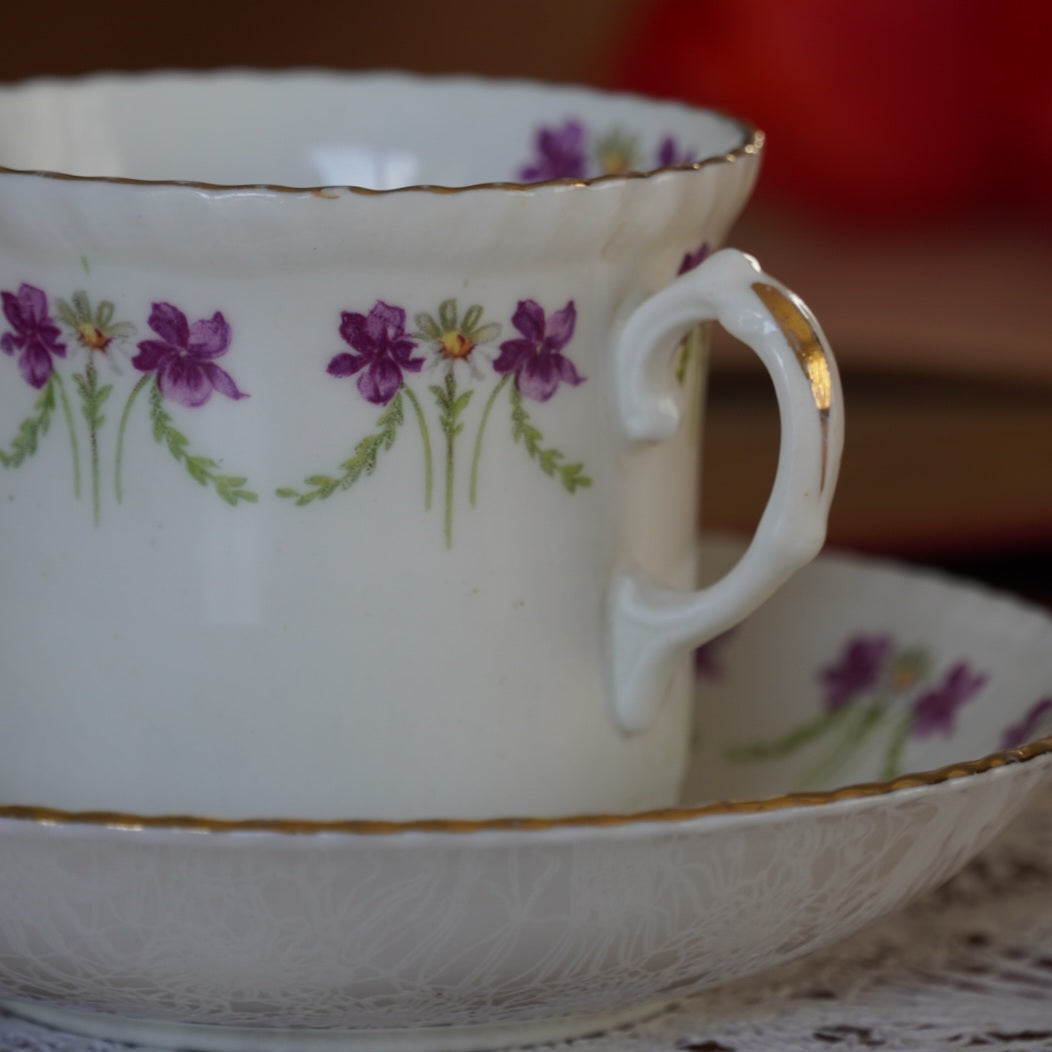 Tasse "Collet" en porcelaine anglaise fleurie et dorée à la bordure cannelée Radfordian