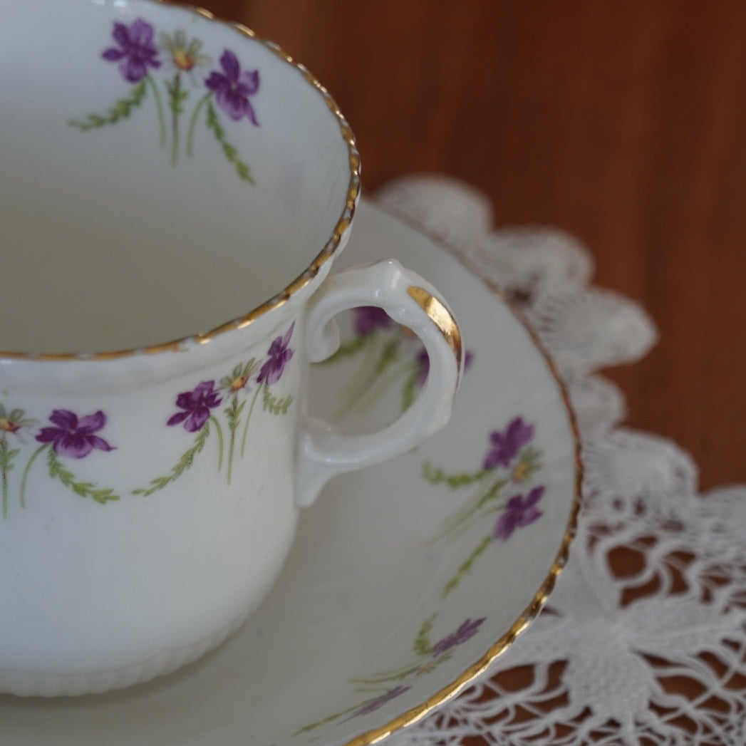Tasse "Collet" en porcelaine anglaise fleurie et dorée à la bordure cannelée Radfordian