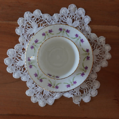 Tasse "Collet" en porcelaine anglaise fleurie et dorée à la bordure cannelée Radfordian