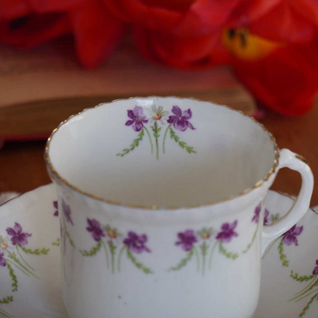 Tasse "Collet" en porcelaine anglaise fleurie et dorée à la bordure cannelée Radfordian