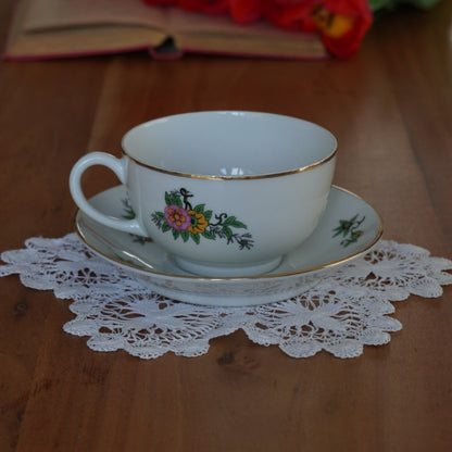 Tasse "Myrielle" en porcelaine de Limoges fleurie et dorée W. G. & Co