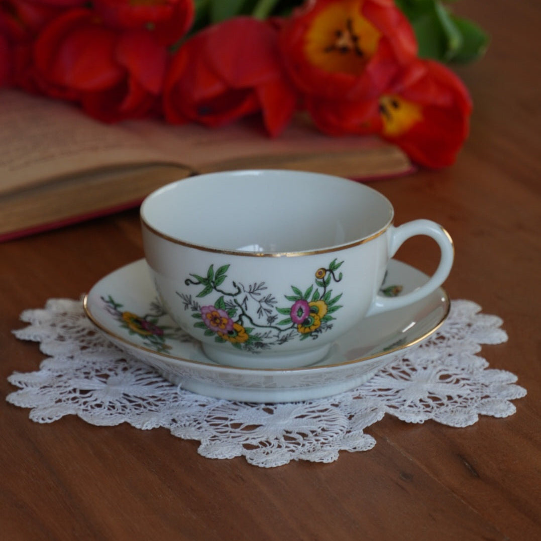 Tasse "Myrielle" en porcelaine de Limoges fleurie et dorée W. G. & Co