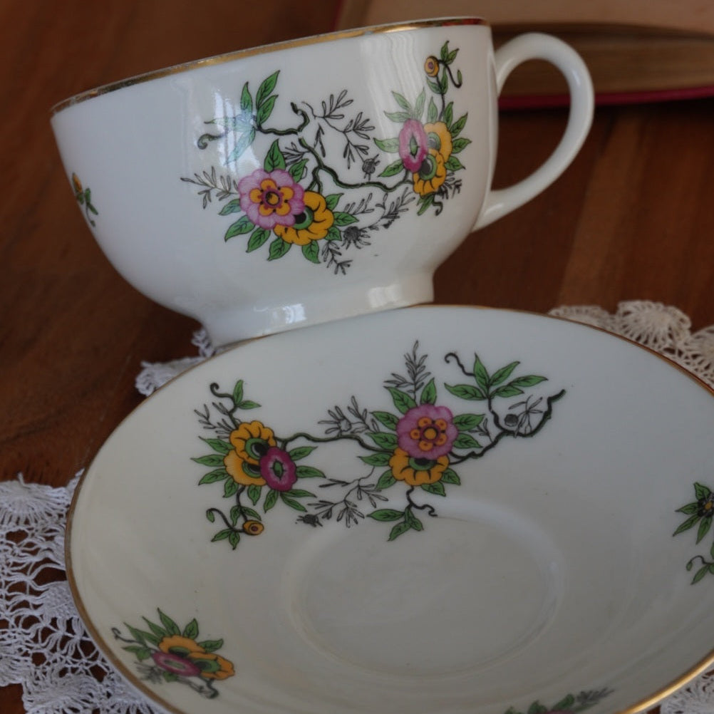 Tasse "Myrielle" en porcelaine de Limoges fleurie et dorée W. G. & Co