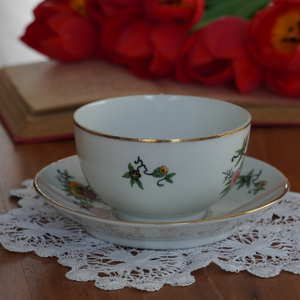 Tasse "Myrielle" en porcelaine de Limoges fleurie et dorée W. G. & Co