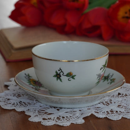 Tasse "Myrielle" en porcelaine de Limoges fleurie et dorée W. G. & Co