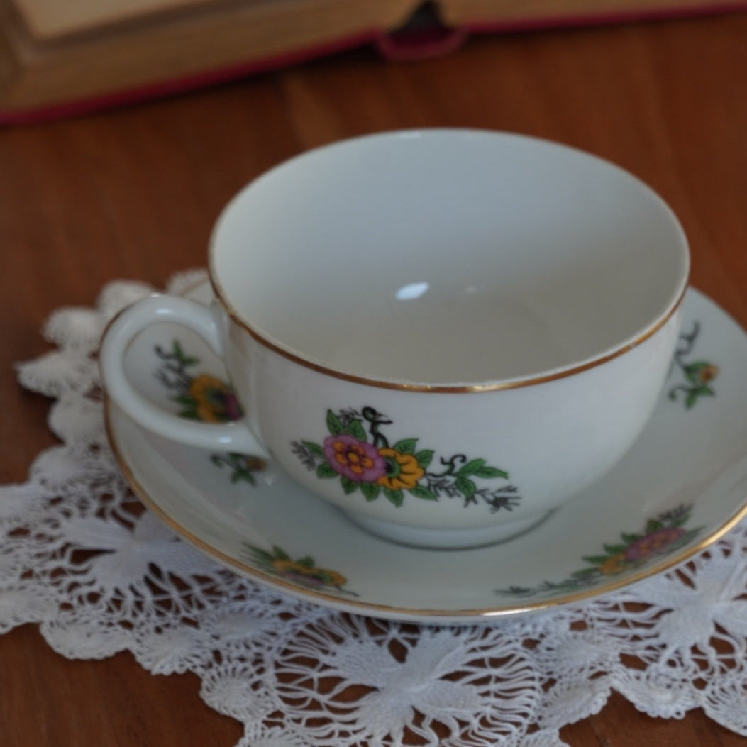 Tasse "Myrielle" en porcelaine de Limoges fleurie et dorée W. G. & Co