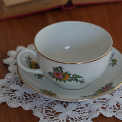 Tasse "Myrielle" en porcelaine de Limoges fleurie et dorée W. G. & Co