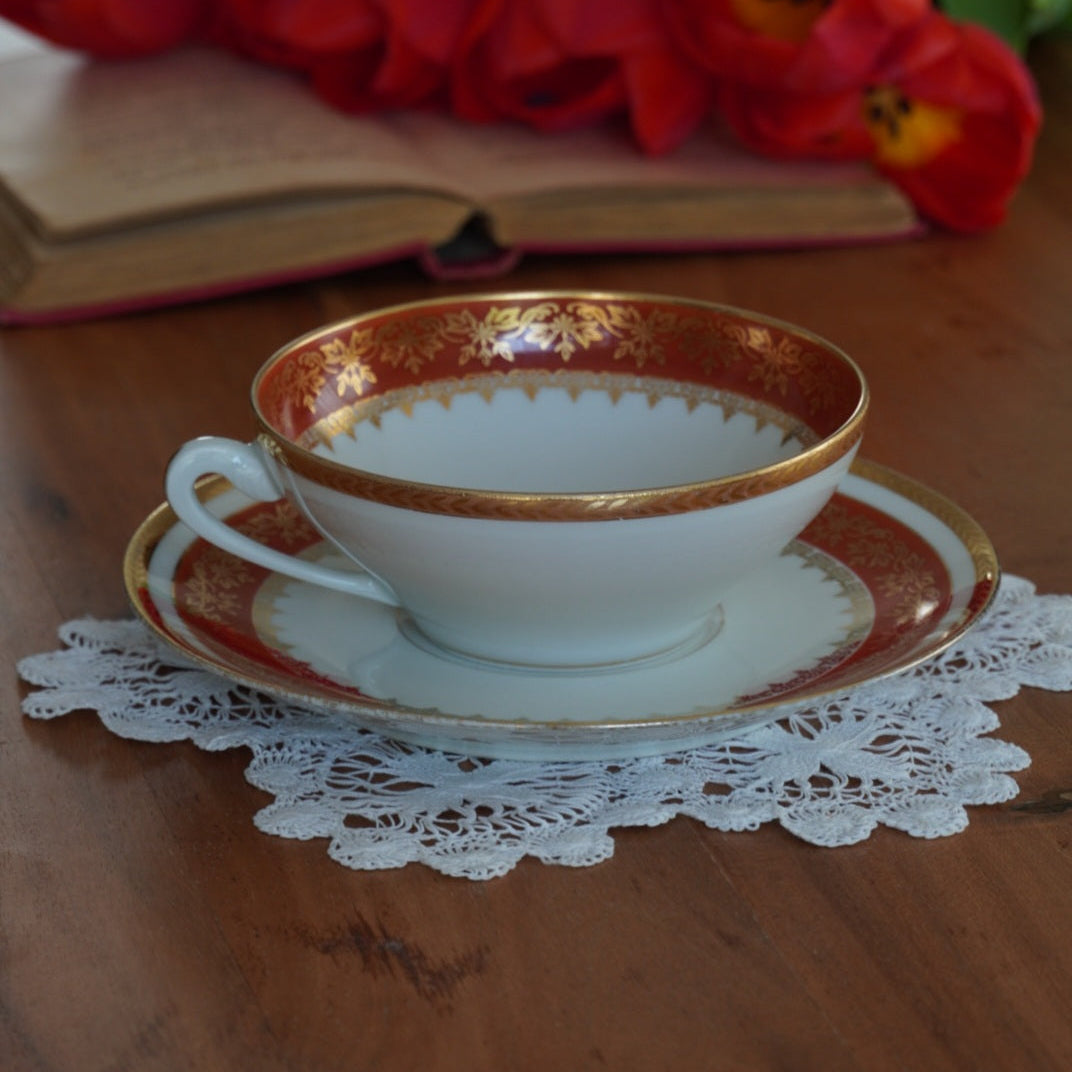 Grande tasse "Elbée" en porcelaine de Limoges rouge et dorée fabriquée à Mehun-sur-Yévres P. L.