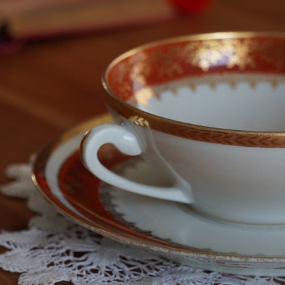 Grande tasse "Elbée" en porcelaine de Limoges rouge et dorée fabriquée à Mehun-sur-Yévres P. L.