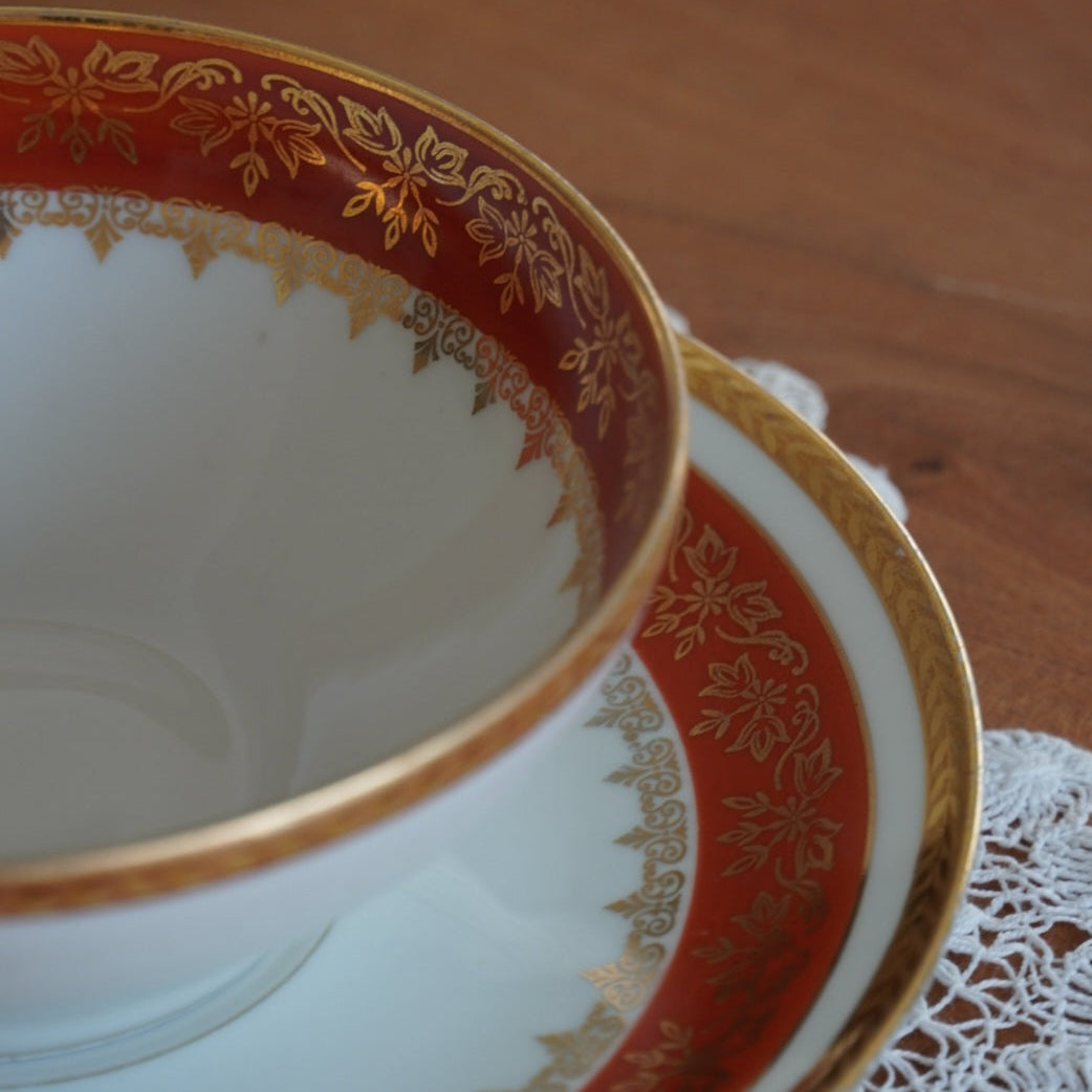 Grande tasse "Elbée" en porcelaine de Limoges rouge et dorée fabriquée à Mehun-sur-Yévres P. L.