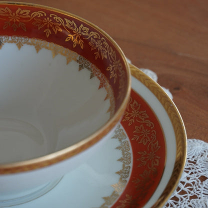 Grande tasse "Elbée" en porcelaine de Limoges rouge et dorée fabriquée à Mehun-sur-Yévres P. L.