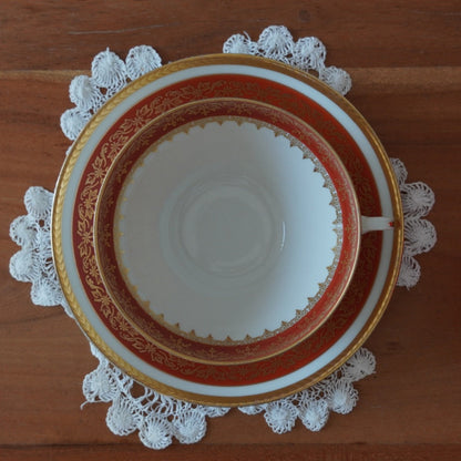 Grande tasse "Elbée" en porcelaine de Limoges rouge et dorée fabriquée à Mehun-sur-Yévres P. L.