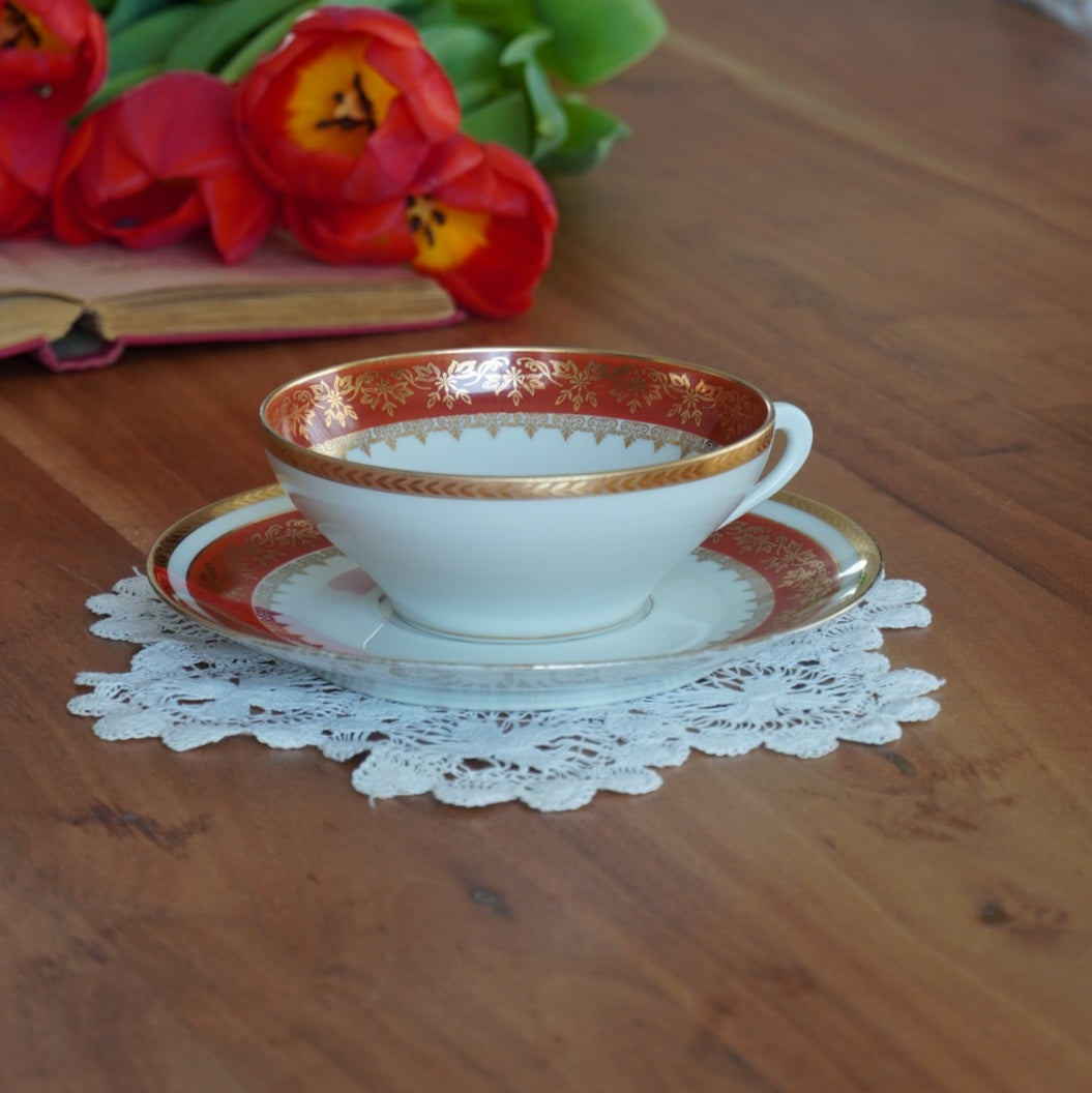 Grande tasse "Elbée" en porcelaine de Limoges rouge et dorée fabriquée à Mehun-sur-Yévres P. L.