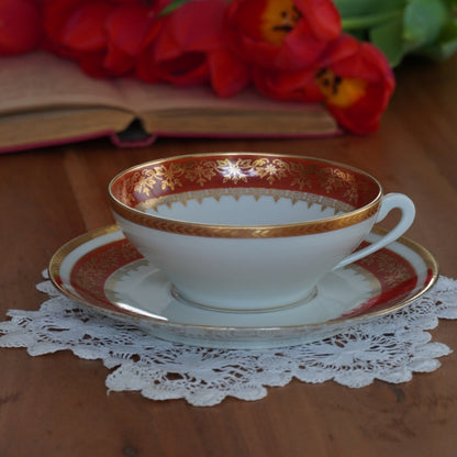 Grande tasse "Elbée" en porcelaine de Limoges rouge et dorée fabriquée à Mehun-sur-Yévres P. L.