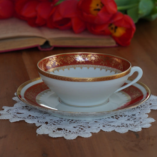 Grande tasse "Elbée" en porcelaine de Limoges rouge et dorée fabriquée à Mehun-sur-Yévres P. L.