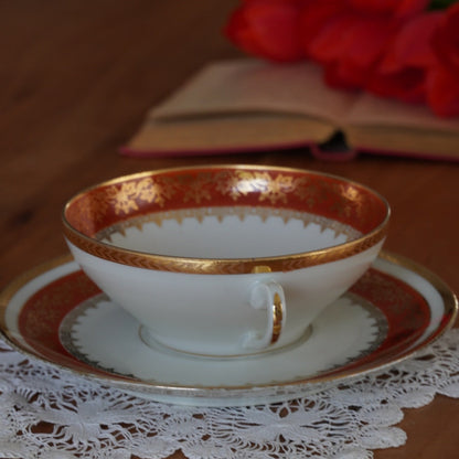 Grande tasse "Elbée" en porcelaine de Limoges rouge et dorée fabriquée à Mehun-sur-Yévres P. L.