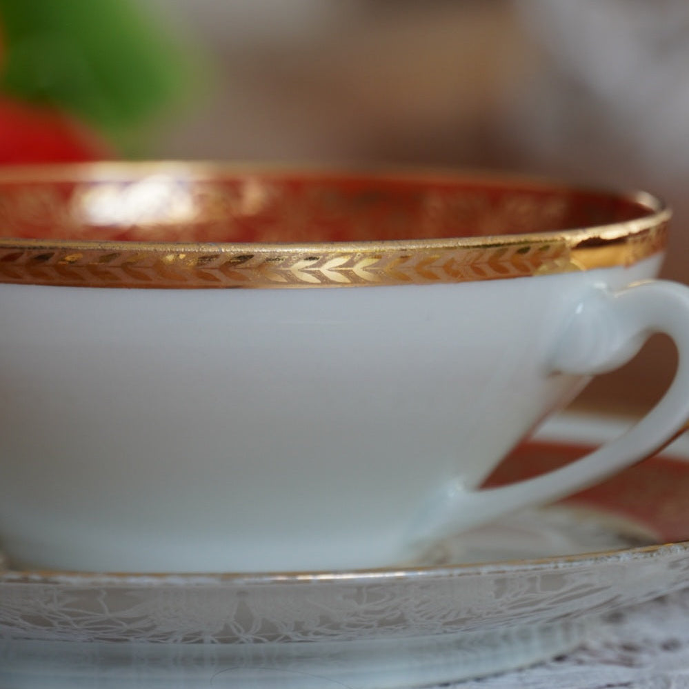 Grande tasse "Elbée" en porcelaine de Limoges rouge et dorée fabriquée à Mehun-sur-Yévres P. L.