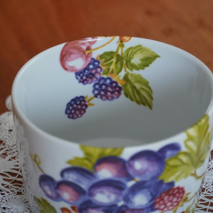 Grande tasse "Renelle" en porcelaine de Mehun-sur-Yèvre fruitée et colorée peinte à la main manufacture L'hirondelle