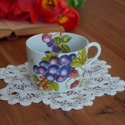 Grande tasse "Renelle" en porcelaine de Mehun-sur-Yèvre fruitée et colorée peinte à la main manufacture L'hirondelle