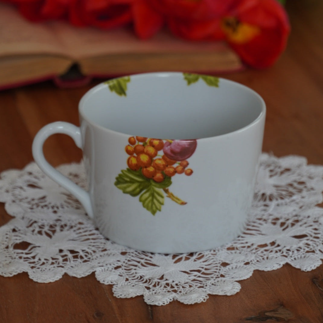 Grande tasse "Renelle" en porcelaine de Mehun-sur-Yèvre fruitée et colorée peinte à la main manufacture L'hirondelle