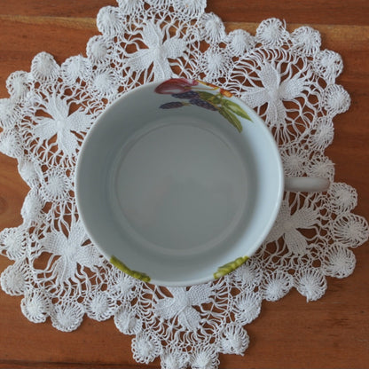 Grande tasse "Renelle" en porcelaine de Mehun-sur-Yèvre fruitée et colorée peinte à la main manufacture L'hirondelle