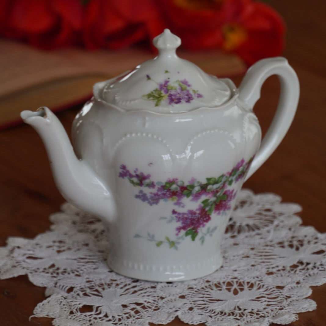 Petite théière "Rinette" en porcelaine fleurie