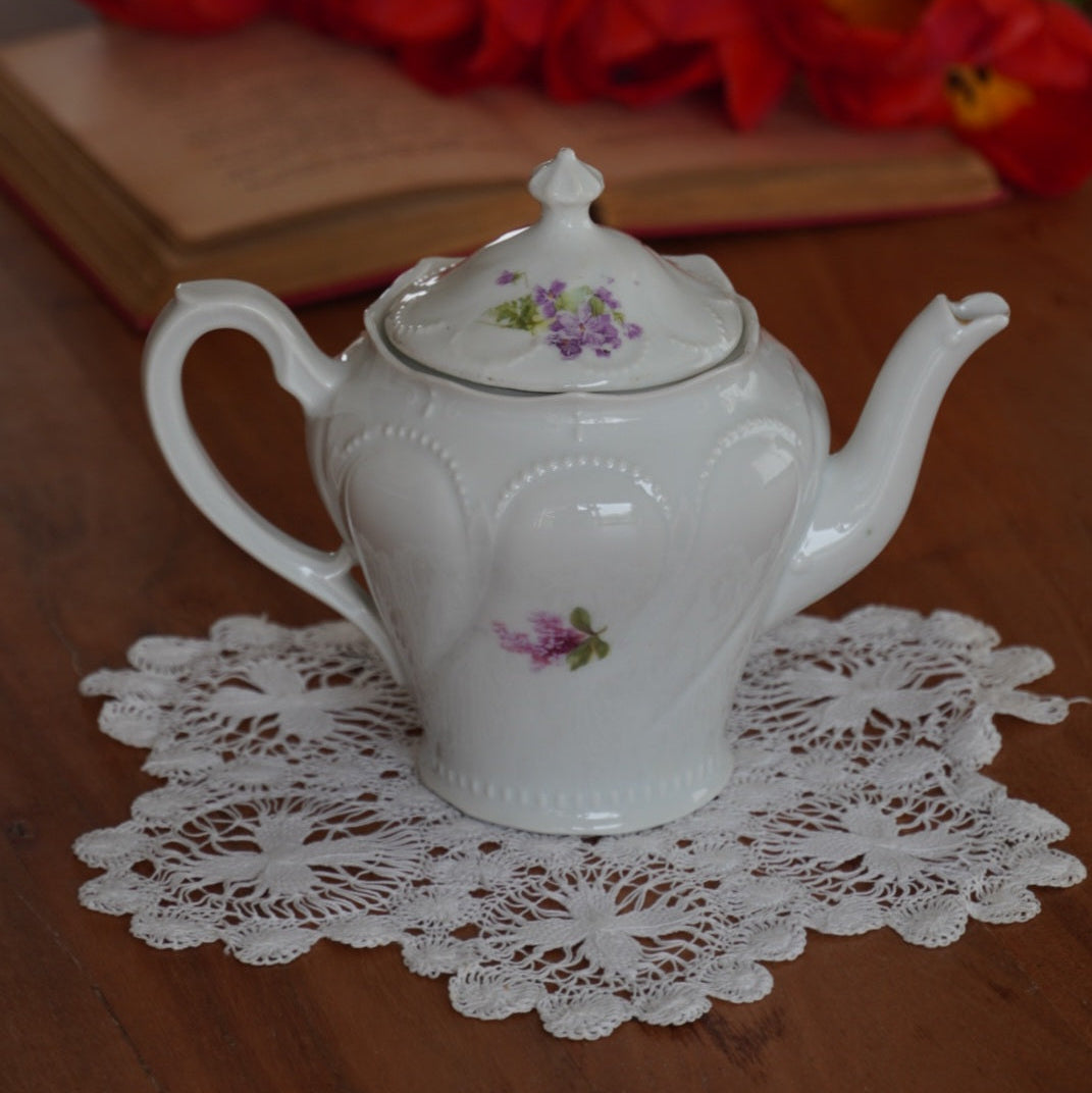 Petite théière "Rinette" en porcelaine fleurie