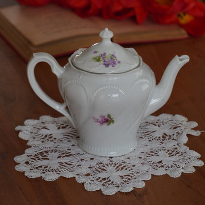 Petite théière "Rinette" en porcelaine fleurie