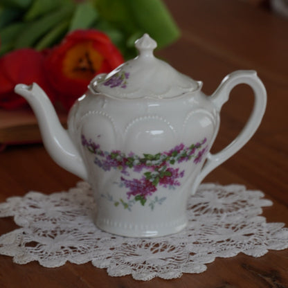 Petite théière "Rinette" en porcelaine fleurie