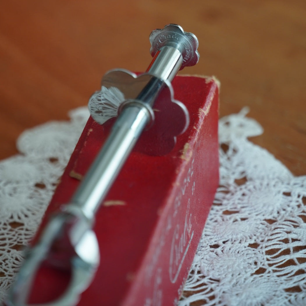 Pince à sucre "Hélasine" 3 griffes en métal argenté avec sa boîte d'origine Le Crabe