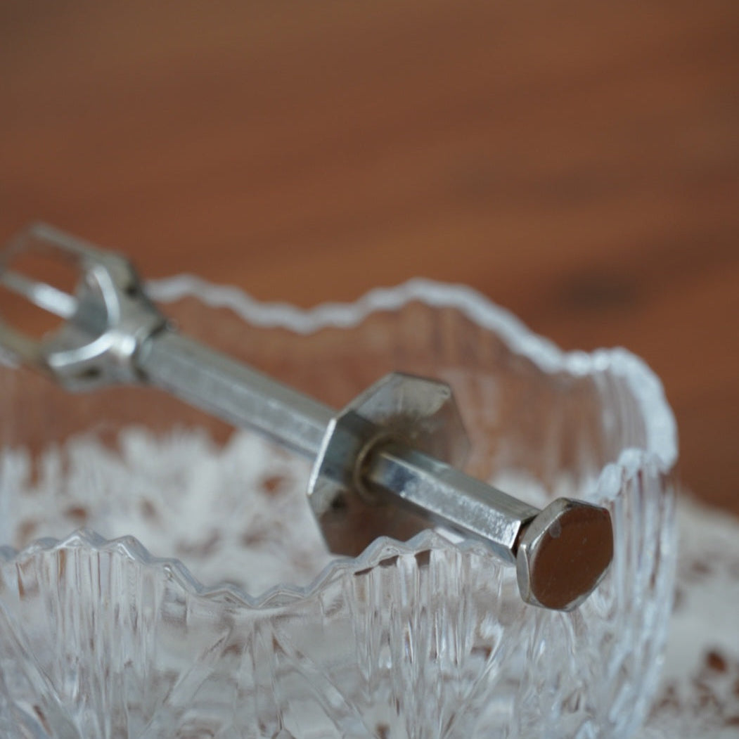 Pince à sucre "Valéna" en métal argenté 3 griffes en forme octogonale Rodrey