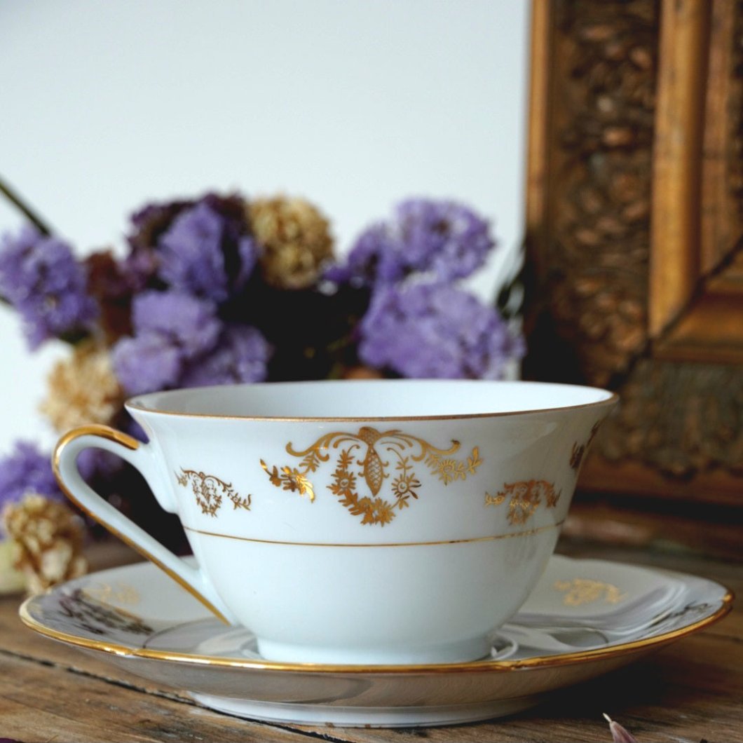 Tasse en porcelaine dorée française Lamotte "Lisette"