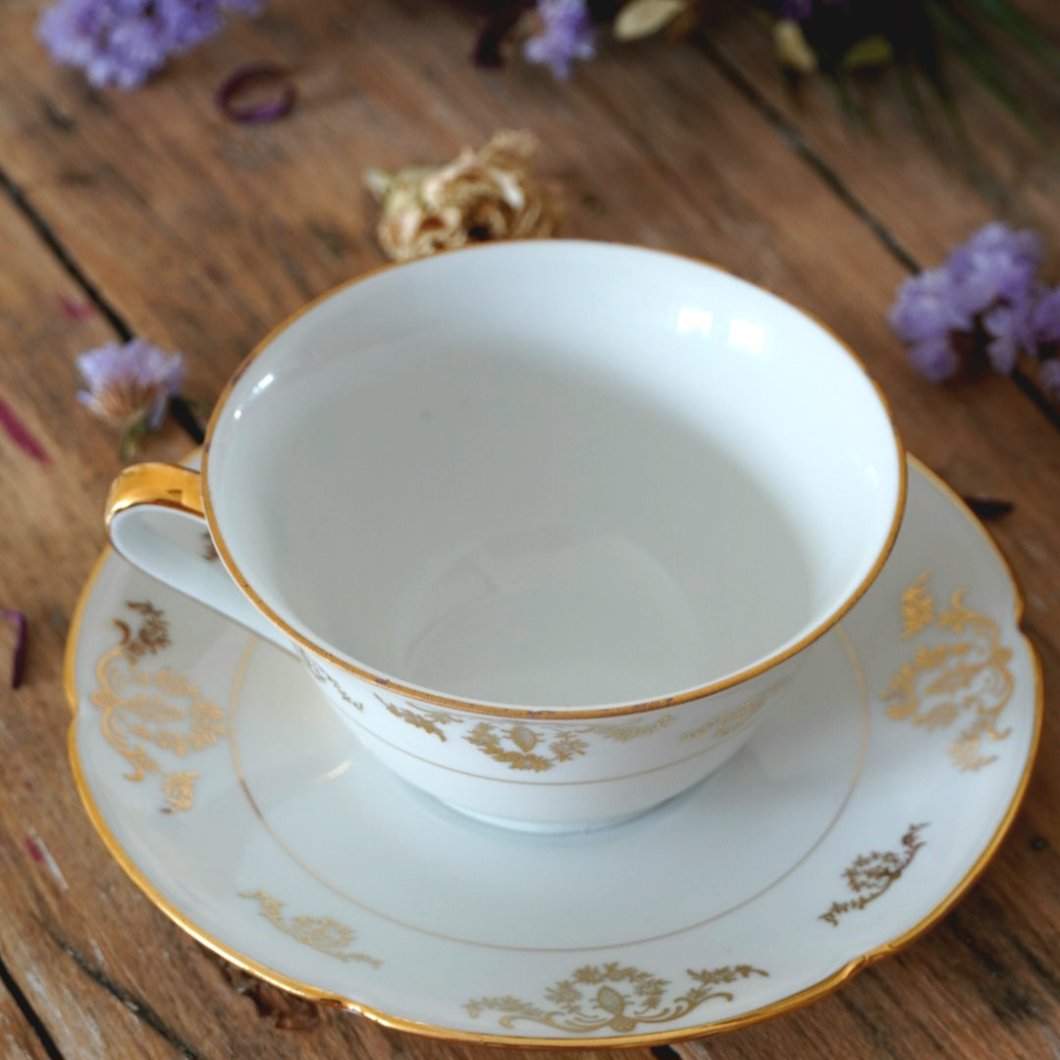 Tasse en porcelaine dorée française Lamotte "Lisette"