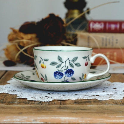 Tasse en céramique anglaise avec ses motifs fleuris et fruités