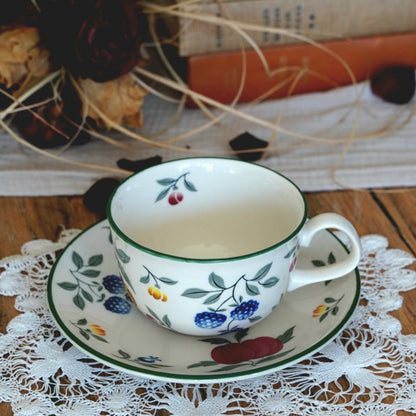 Tasse en céramique anglaise avec ses motifs fleuris et fruités