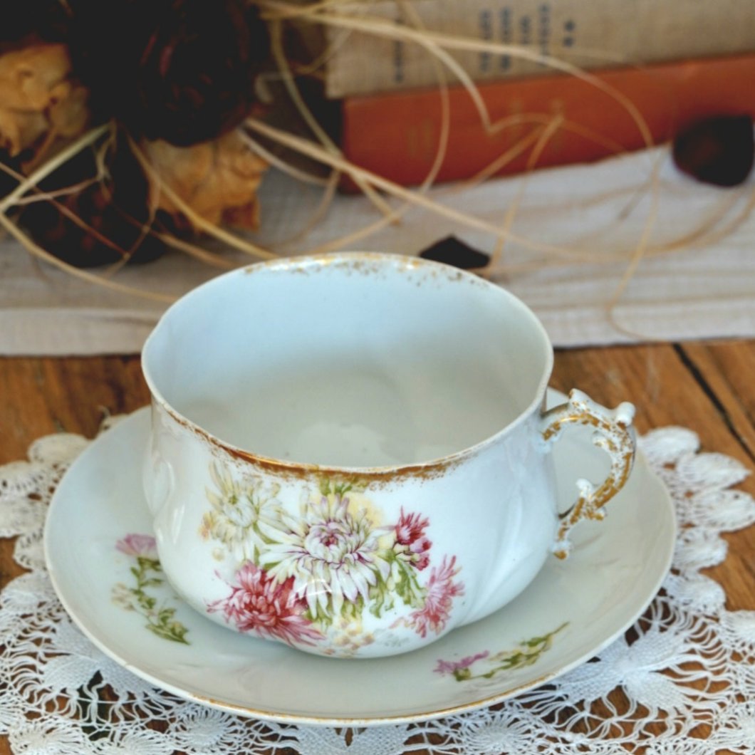 Tasse en porcelaine fine dorée et fleurie (40cl)