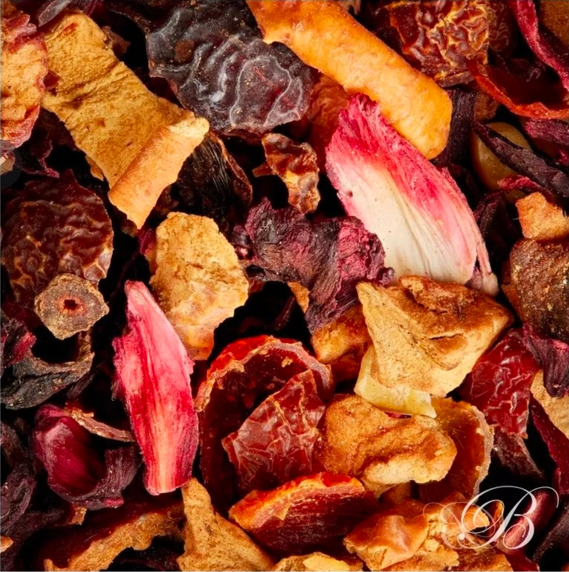 Case n°11 | Tasse et pot à lait "Old country roses" Royal Albert & sachet d'eau de fruit "feu de cheminée" 100g Betjeman & Barton